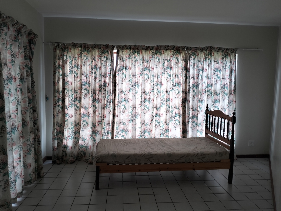 To Let 4 Bedroom Property for Rent in Wavecrest Eastern Cape
